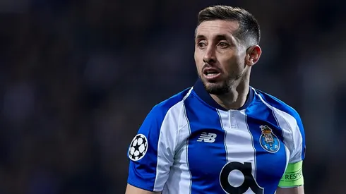 El mediocampista mexicano firma por tres años con Atlético.