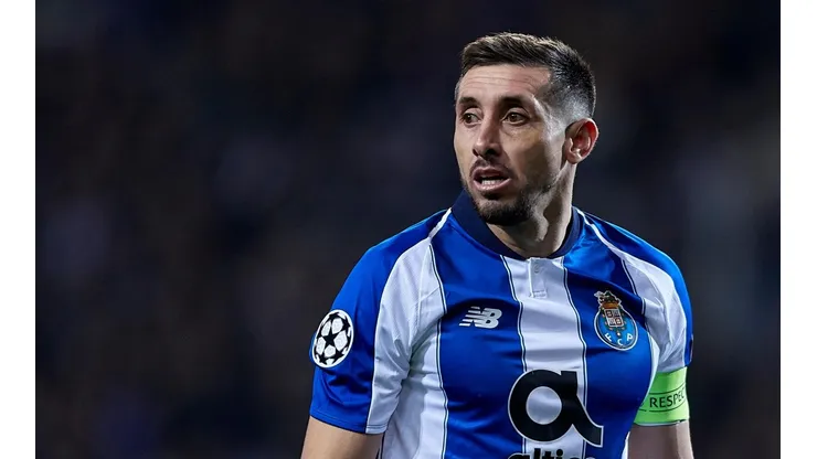 El mediocampista mexicano firma por tres años con Atlético.