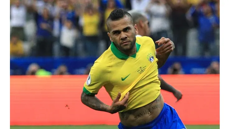 El tuit de Dani Alves que hizo enfurecer a los hinchas de Perú antes de la final