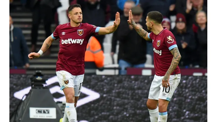 Chicharito y Lanzini en West Ham. (Getty)