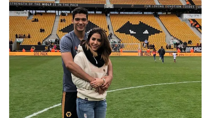 Foto de Raúl Jiménez y su mujer.