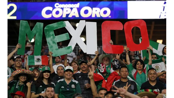 La afición mexicana ovacionó a un periodista