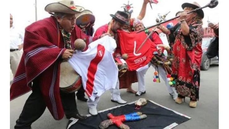 Brujos y chamanes lanzan conjuros para que la Bicolor supere a Chile en la Copa América