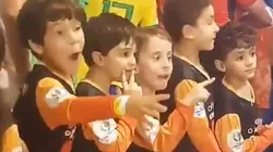 Foto de los nenes mirando a Leo.