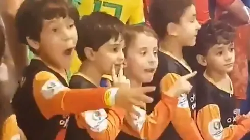 Foto de los nenes mirando a Leo.