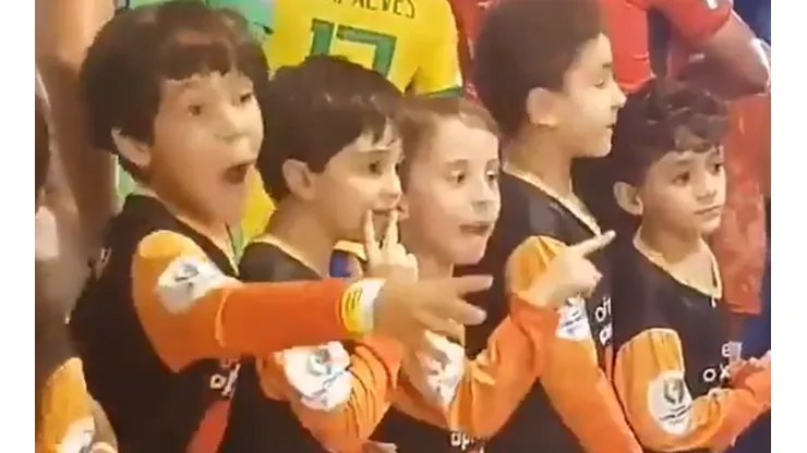 Foto de los nenes mirando a Leo.