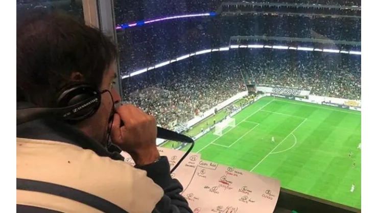 Mariano Closs, durante la transmisión de México-Costa Rica, en Houston.