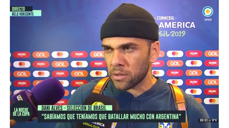 En Argentina no lo pueden creer: la explicación de Dani Alves al supuesto penal a Agüero