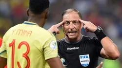 La 'peinada' de Néstor Pitana a Yerry Mina por festejar su gol en la tanda de penales.