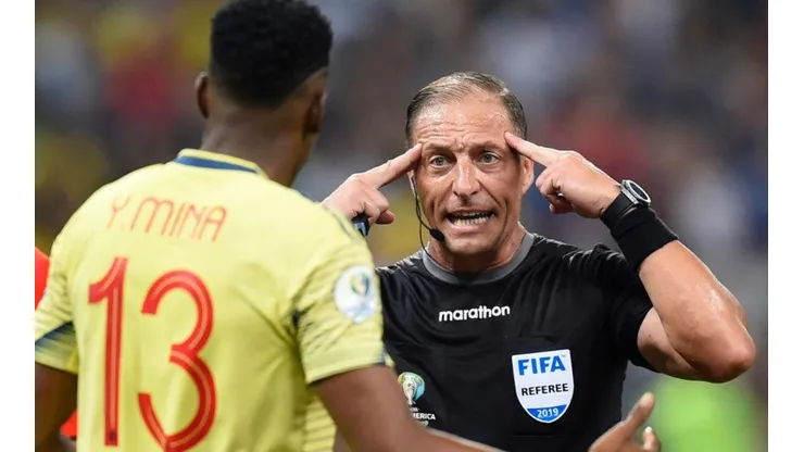 La 'peinada' de Néstor Pitana a Yerry Mina por festejar su gol en la tanda de penales.