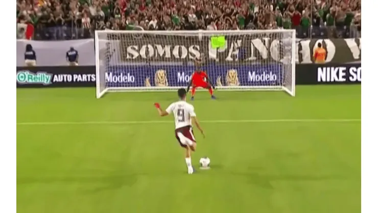 El árbitro le regaló un penal a México y Raúl Jiménez lo cobró con mucha clase