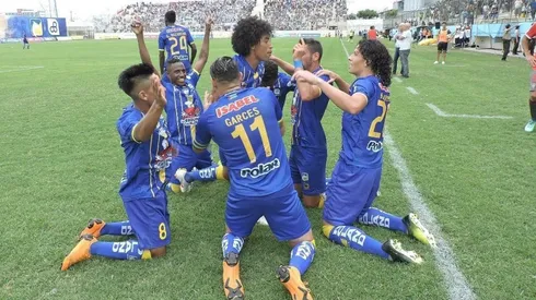 Delfín festejando un gol