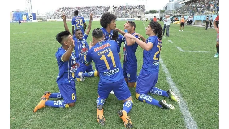 Delfín festejando un gol