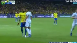 El cruce entre Marcos Acuña y Dani Alves.