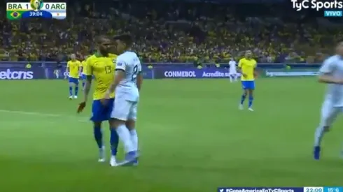 El cruce entre Marcos Acuña y Dani Alves.