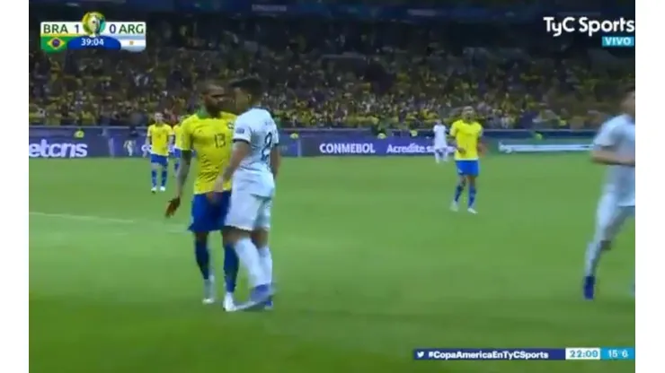 El cruce entre Marcos Acuña y Dani Alves.