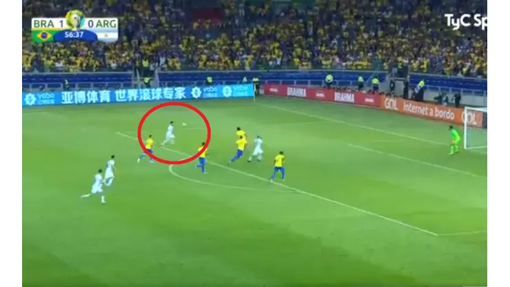 ¿La suerte del campeón? Ahora Messi le rompió el palo a Alisson y se salvó Brasil