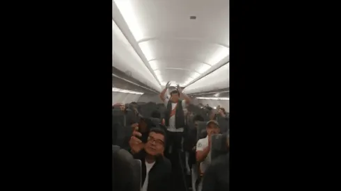 "Si eres mi Perú querido, el país bendito que me vio nacer", cantan los pasajeros.