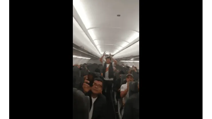 "Si eres mi Perú querido, el país bendito que me vio nacer", cantan los pasajeros.
