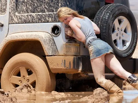 Por una recomendación de Google Maps, más de 100 autos quedaron atrapados en el barro