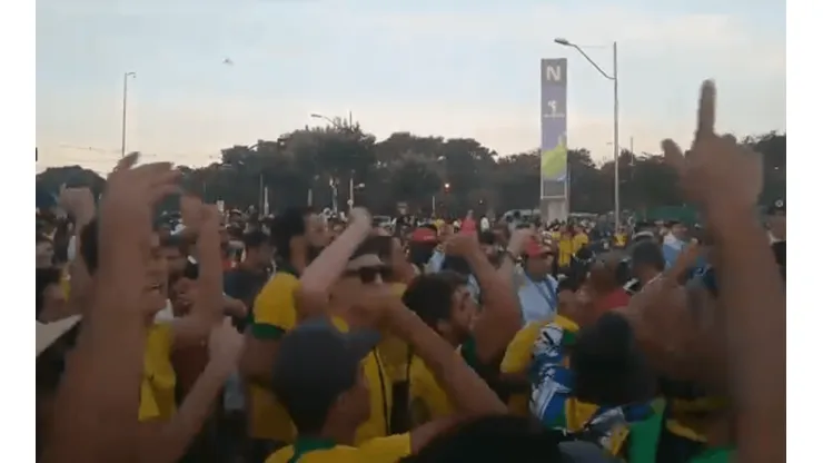 Foto de los hinchas de Brasil cantando.