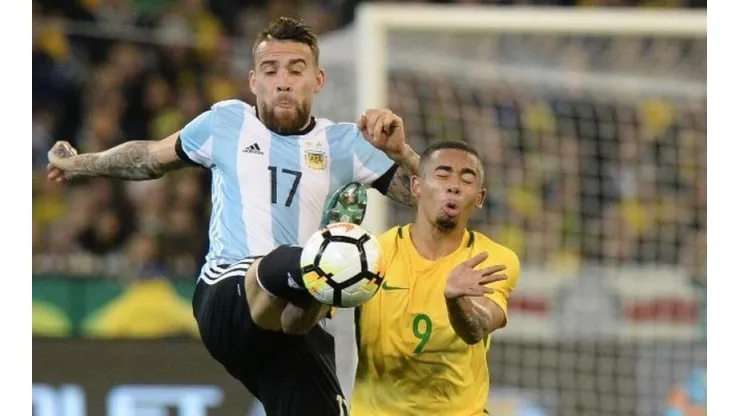 Nicolás Otamendi marcando a Gabriel Jesús.