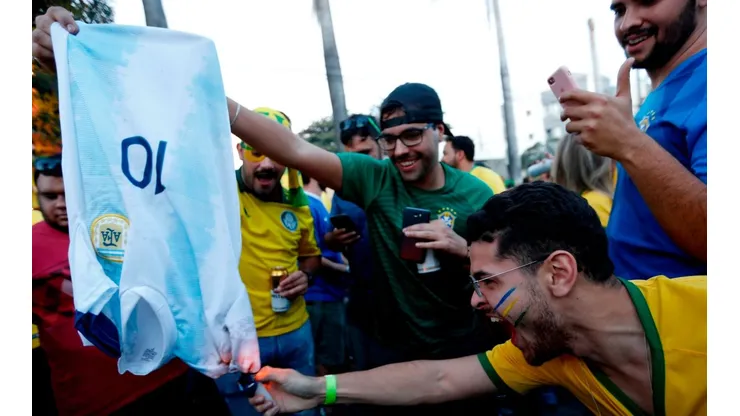 No entendieron nada: hinchas brasileños prendieron fuego una camiseta de Messi