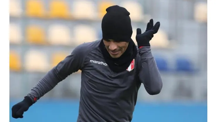 Paolo Guerrero iría solo en el ataque peruano contra la Roja.