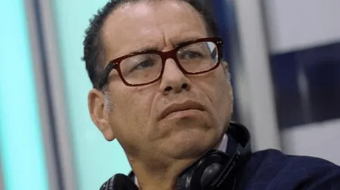 Butters conduce un programa que se transmite digitalmente.