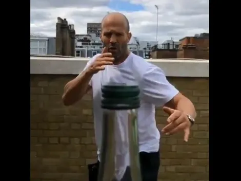 Video viral: Jason Statham se volvió loco y destapó una botella de una patada voladora