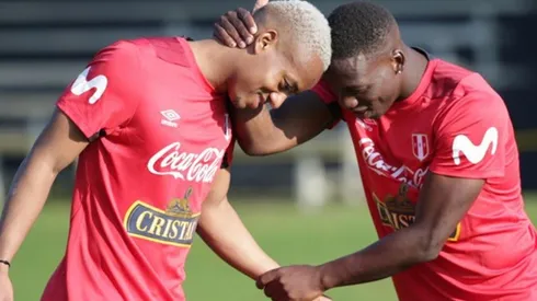 André Carrillo troleó a Luis Advíncula en durante la concentración de Perú en Porto Alegre