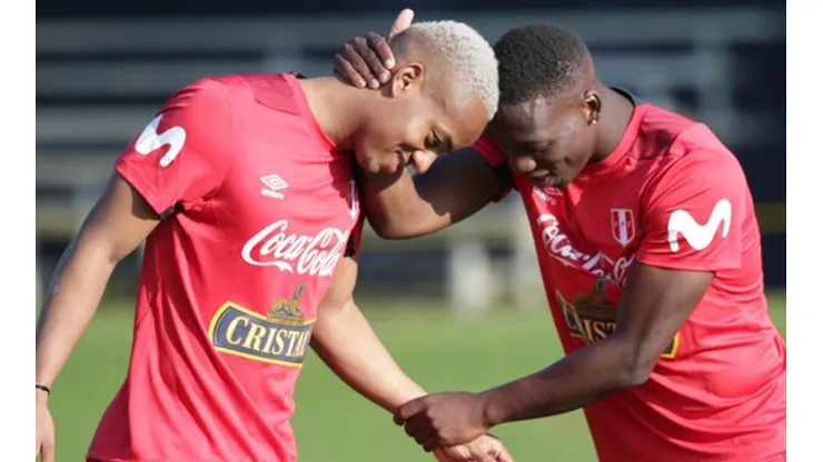 André Carrillo troleó a Luis Advíncula en durante la concentración de Perú en Porto Alegre