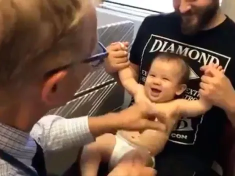 Video viral: este doctor demostró como ponerle una vacuna a un bebé "en modo Dios"