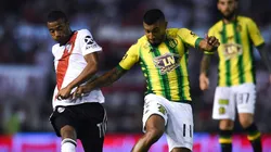 Cristian Chávez enfrentando a River Plate.