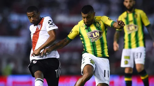 Cristian Chávez enfrentando a River Plate.