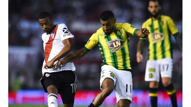 Cristian Chávez enfrentando a River Plate.