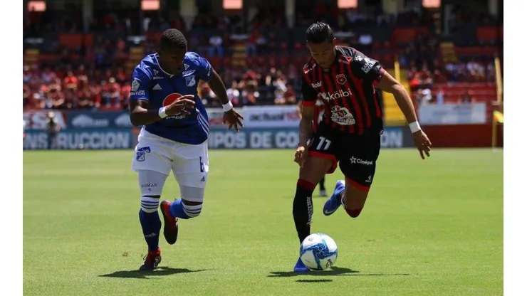 Alajuelense vs Millonarios en un duelo amistoso.