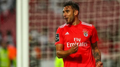 Eduardo Salvio con la camiseta de Benfica.