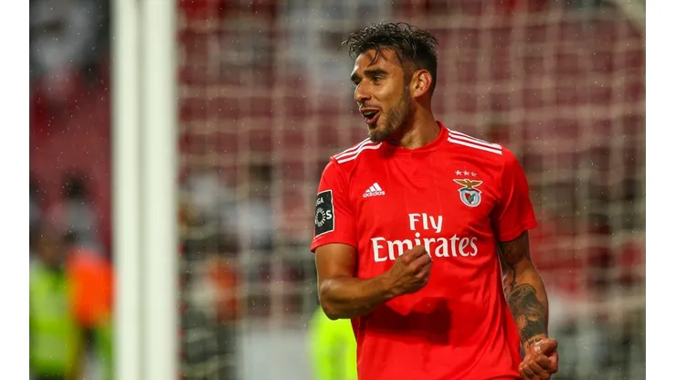 Eduardo Salvio con la camiseta de Benfica.