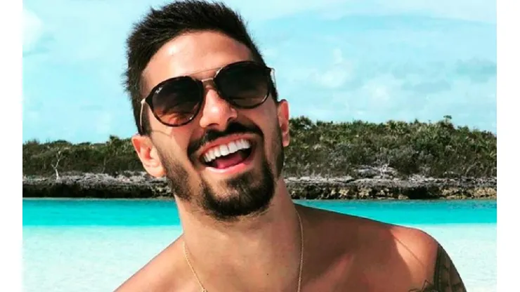 Lanzini subió foto viviendo la buena vida.