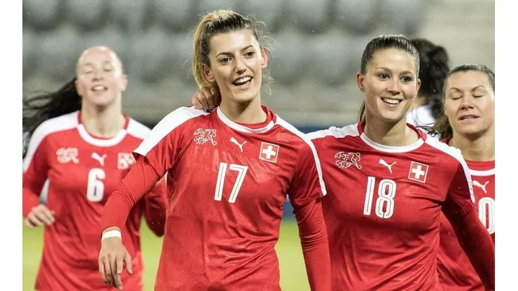 Florijana Ismaili con su seleccionado.