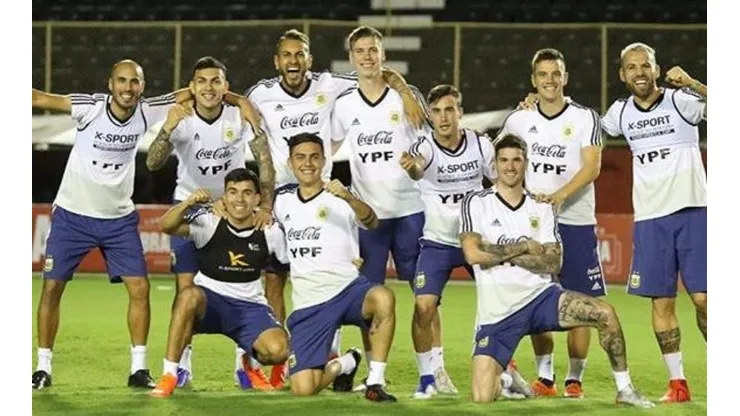 Paredes se quedó dormido, Di María lo trolleó y Dybala subió la foto a Instagram
