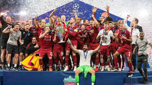 Foto de los jugadores de Liverpool celebrando la Champions.