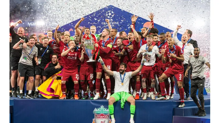 Foto de los jugadores de Liverpool celebrando la Champions.