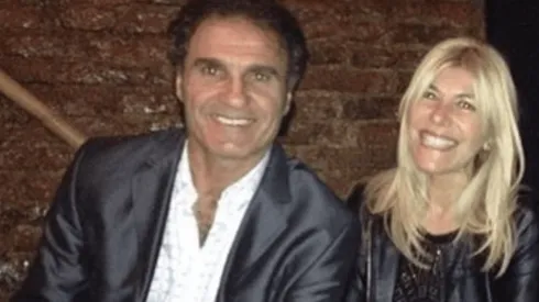 Tremenda foto vintage de Ruggeri con sus dos amores: su mujer y la Copa del Mundo