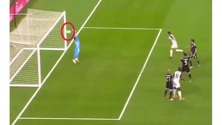 Celso Borges reventó el palo de Ochoa