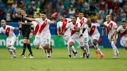 LA BICOLOR A SEMIS. La alegría de los peruanos tras ganar por penales (Foto: Getty).