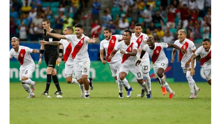 LA BICOLOR A SEMIS. La alegría de los peruanos tras ganar por penales (Foto: Getty).