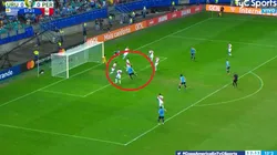 Le dio a una nube: a Godín le quedó el balón casi en el área chica y le pegó como peor pudo