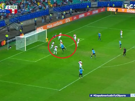 Le dio a una nube: a Godín le quedó el balón casi en el área chica y le pegó como peor pudo